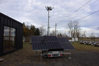 Przyczepa wieża do monitoringu PV3 z zabudową z zasilaniem solarnym i elektroniką na 4 kamery MOBILNEMASZTY.PL
